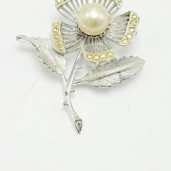 Sarah Coventry vintage brooch Silver Tone flower rhinestones and imitation pearl - Picture 3 of 5